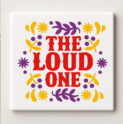 The Loud One Grappige Quote Keramische Tegel 15x15cm – Gedurfde Kleurrijke Muurdecoratie – Perfect Cadeau voor Vrienden, Familie of Kantoor