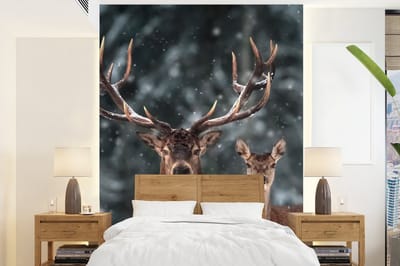 Behang - Fotobehang Hert - Dieren - Winter - Gewei - Sneeuw - Natuur - Breedte 175 cm x hoogte 240 cm
