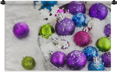 Wandkleed Kerst - Kerstballen in een besneeuwde emmer Wandkleed katoen 180x120 cm - Wandtapijt met foto XXL / Groot formaat!