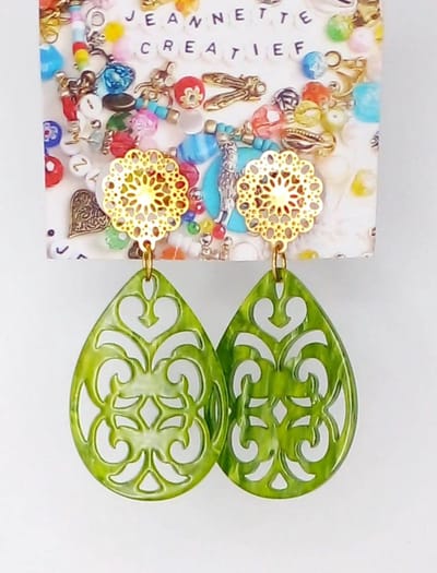 Jeannette-Creatief® - Resin - Licht Groen - Groene Oorhangers - Oorbellen - Goudkleurige RVS oorknopjes - Olijfgroen - Olivegreen - Groen - Olijf - Groene Oorbellen - Herfstlook