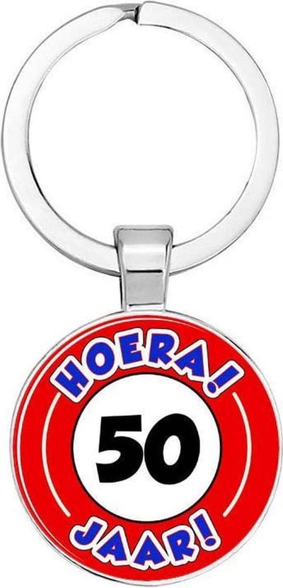 Akyol - Hoera 50 jaar Sleutelhanger - Verjaardag - Jarige job - Leuke kado voor iemand die bijna jarig is - 2,5 x 2,5 CM