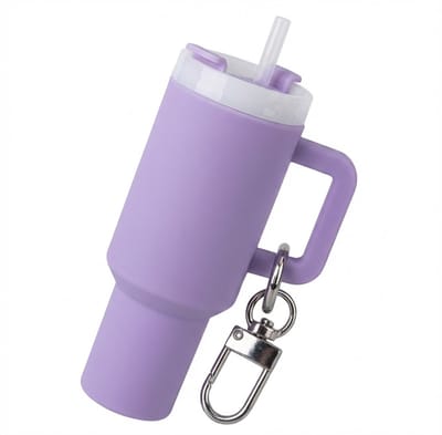 Paarse mini water beker sleutelhanger met handvat en afneembare clip – compacte mini drinkbeker accessoire – decoratieve sleutel hanger of tas hanger in cup vorm