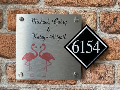 Naambordje voordeur | Huisnummerbord | Flamingo | RVS-look | 20x28cm | RVS afstandhouders