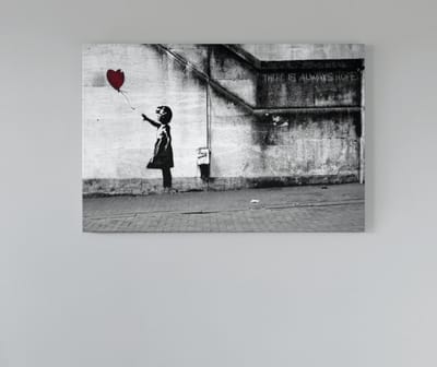 Canvas Schilderij - Banksy - Meisje en Hart - Muur Kunst - Graffiti - 90x60x2 cm