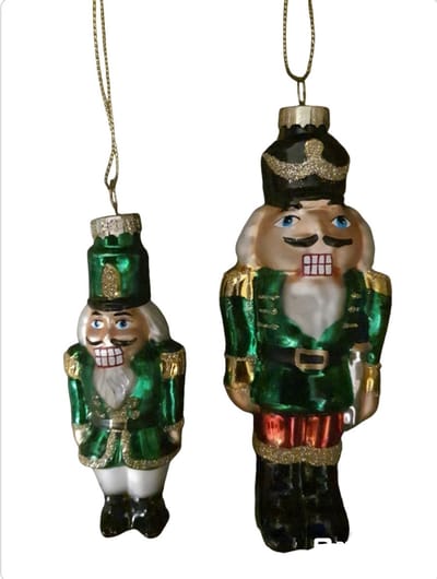 House of Seasons Kersthanger Notenkraker d.groen Set van 2 ,Groter maat is L5,5xB4xH15cm
