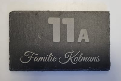 Gepersonaliseerd huisnummer bordje - leisteen antraciet - graveren - huisnummer - familienaam - gepersonaliseerd -