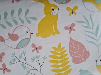 Paastafelkleed 200x140 cm - vrolijk tafelkleed voor Pasen met print konijn - vinyl afneembaar