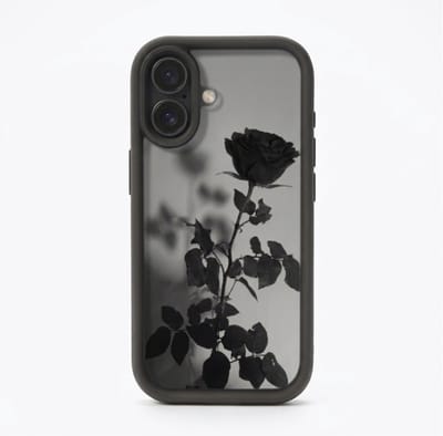 Zwart transparant telefoon hoesje met roos print geschikt voor iPhone 16 – backcover case met verhoogde cameraring en donker bloemmotief