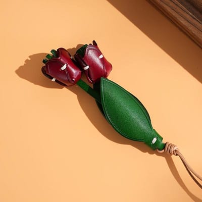 Handgemaakte Lederen Rozen Sleutelhanger - Elegant Tulp Design Perfect voor Dames Tassen, Portemonnees of Sleutels | Ideaal Valentijnsdag Cadeau, Plant-Thema