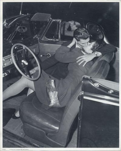Mini zwart-wit poster - Kissing in Car - 24x30 cm