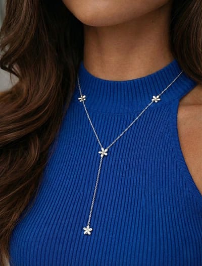 Lundholm Luxe Ketting Dames Zilver Kleurig Bloem - Premium Stainless Steel Jewellery zilverkleurig met Bloemtjes – 44 cm + Verlengstuk – Cadeautje - My Elora Serie – Scandinavisch Design