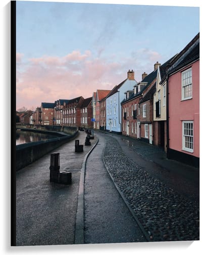 Canvas  - Gekleurde Huisjes in een Straat - 75x100cm Foto op Canvas Schilderij (Wanddecoratie op Canvas)
