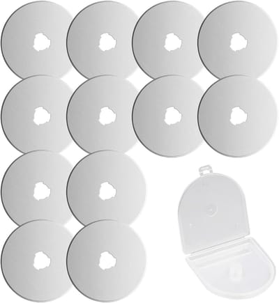 Allecto Plus - Set van 12 ronde reservemessen 45 mm voor rolsnijder met opbergkoffer - Roestvrijstalen lemmet voor quilten, papier, stof en scrapbooking - Naaien en stofsnijder - Handige set voor creatieve projecten.