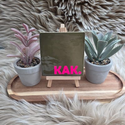 Robuust Wenstegeltje “KAK.” – 10X10CM – Humoristisch Cadeau – Trendy nu – Cadeau voor Nieuwe Woning, Housewarming of voor vriend(in) – Sfeervol en Persoonlijk – Zomaar - Wc decoratie – Decoratief Tegeltje met Standaard – Cadeau Idee