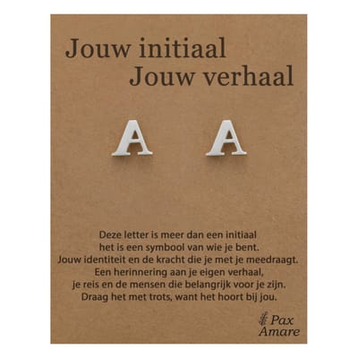 Letter A Oorbellen op Cadeau Kaartje - Jouw initiaal, jouw verhaal - Zilverkleurig Stainless Steel - 7mm Initiaal Oorknopjes- Pax Amare