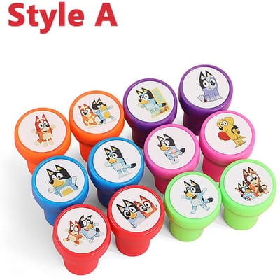 12 Stuks/Set Bluey Bingo Speelgoed Verzegelen Gelukssokken Muffin Anime Figuur Printen Kleurrijke Cartoon Postzegel Cadeau Voor Kinderen