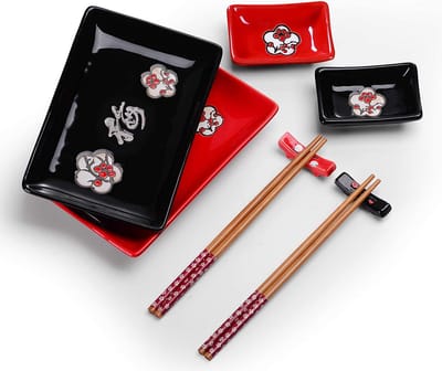 Porseleinen 8-delige Japanse sushi-set, 8-delig, bevat 2 borden + 2 sauskommen + 2 paar eetstokjes + 2 eetstokjes standaard voor 2 personen, rood en zwart, cadeaupakket