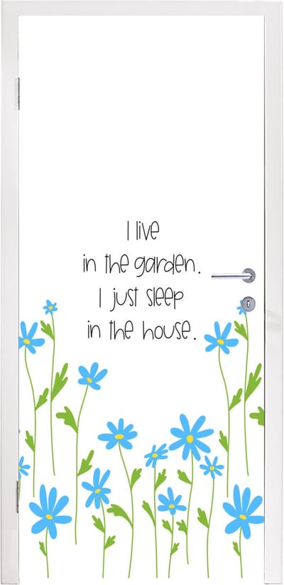 Deursticker Quotes - I live in the garden I just sleep in the house - Spreuken - 95x235 cm - Deurposter