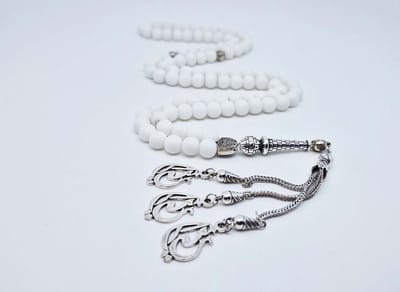 Handgemaakte tesbih "Tasbih" natuursteen "Mat Witte agaat" - Aantal kralen 99 - Diameter kralen 8MM - met metaal tassel "Mijn moeder" - Een mooi cadeau-idee