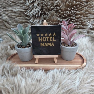 Robuust wenstegeltje – Hotel Mama – Grappig Cadeau & Decoratie – Hip trendy tegeltje – Origineel cadeau – Cadeau voor Nieuwe Woning, Housewarming of Gezinscadeau – Sfeervol en Persoonlijk – Decoratief Tegeltje met Standaard – Cadeau Idee