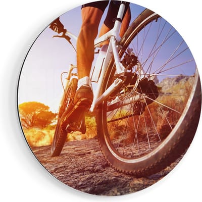 Artaza Dibond Muurcirkel Mountainbike Fietser op Stenen bij Zonsopgang - Ø 90 cm - Groot - Wandcirkel - Rond Schilderij - Voor Binnen en Buiten