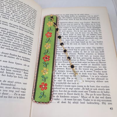 Luxe Handgemaakte Koperen Boekenlegger met Bloemen Gravure & Parel Hanger – Origineel Geschenk voor Boekenliefhebbers