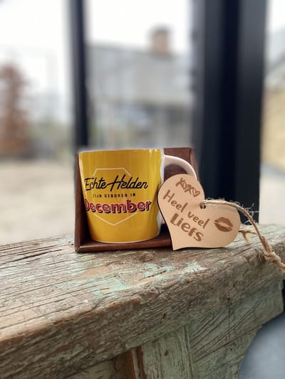 Creaties van Hier - Mok Met Houten Hartje - Koffietas - December - Verjaardag - Porselein