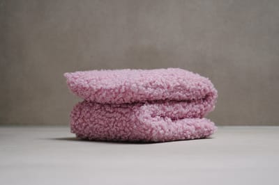 Loeiwarm Bella - Pittenzak - Pittenkussen - Kersenpitkussen - Pittenzak magnetron - 60 x 15 cm - Teddy stof - Kersenpitten - Wasbare hoes - Roze