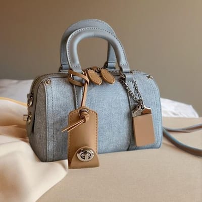 Vrouw met een crossbodytas over één schouder, kussentas, hoog uiterlijk niveau, Franse handgedragen Boston-tas gray