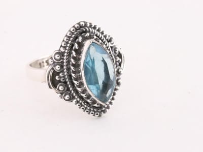 Bewerkte zilveren ring met blauwe topaas - maat 17.5