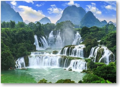 Grote waterval met bergen op de achtergrond - 70x50 Canvas Liggend - Natuur