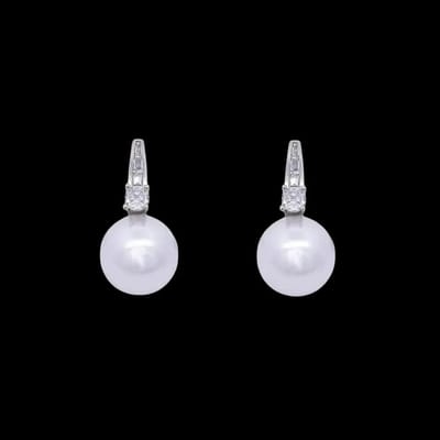 Victoria Valenza Zilverkleurige Oorbellen met 14mm Parels en Zirkonia Stenen - Oorhangers - Zilverkleurig - Parel oorbellen - Zirkonia