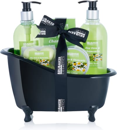 BRUBAKER Cosmetics Bad en Doucheset - Cadeautip vrouw - Aloë Vera Camomile met Decoratie Badkuip - Verwenpakket Vrouw - Cadeau Geschenkset Zwart 9 stuks - Cadeau - Kerstcadeau - Bodylotion - douchegel