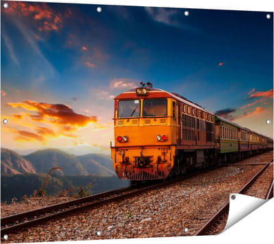 Gards Tuinposter Trein tussen de Bergen in Thailand - 120x90 cm - Tuindoek - Tuindecoratie - Wanddecoratie buiten - Tuinschilderij
