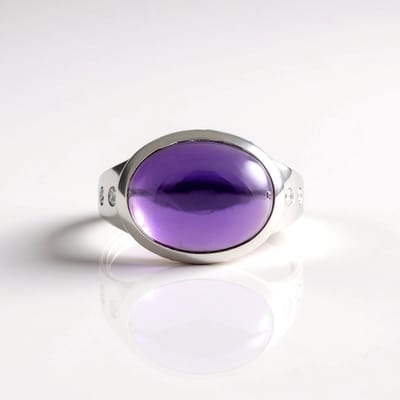 Cavill - 925 Sterling Zilver Ring - 8,59 ct Zambia Amethist Ovaal Cabochon - 0,17 ct Cambodjaanse Zirkonia - Elegante Bezelzetting - Dames Sieraden