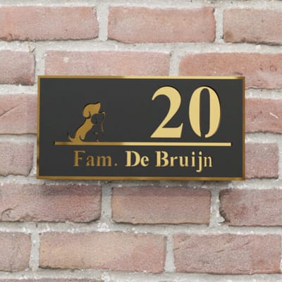 Naambordje voordeur - Huisnummerbord - Smal met hond - 20x10 - zwart/goud - plakstrip