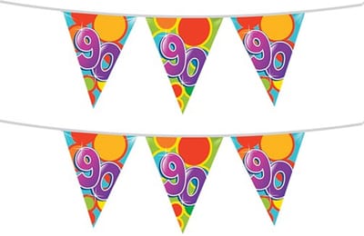 Haza Leeftijd verjaardag thema vlaggenlijn - 2x stuks - 90 jaar - plastic - 10 meter - feest vlaggetjes