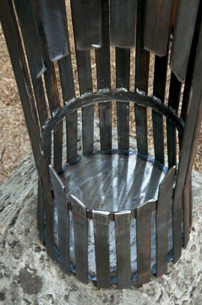 Decoratieve Vuurzuil 60 cm - Metalen Vuurkorf voor een Betoverende Sfeer