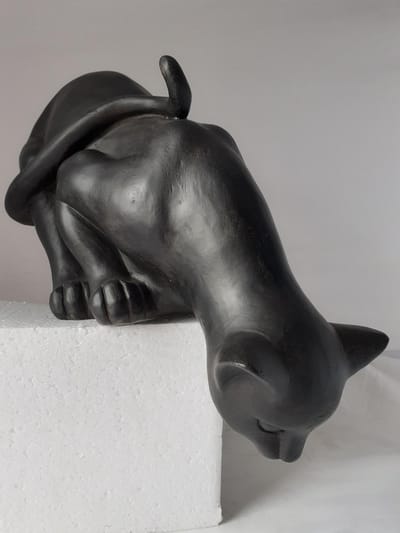Katten beelden zwart kat met kop naar beneden van Slijkhuis 30x40x17 cm