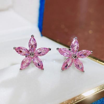 Huitan Delicate Bloem Oorknopjes met Glanzende CZ 5 Kleuren Beschikbaar Fancy Oorbel Accessoires voor Vrouwen Statement Sieraden Cadeau pink