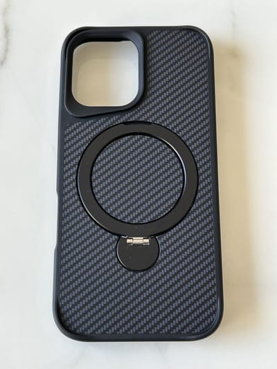 Carbon Look hoesje geschikt voor iPhone 16 Pro Max - Back Cover met Mag Safe Magneet - 360° Draaibare Ring Verticaal of Horizontaal Stand Positie - Zwart