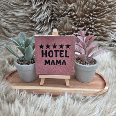 Robuust wenstegeltje “Hotel Mama” – 10x10 cm – Humoristische Wanddecoratie & Cadeau – moeder cadeau humor – grappige quote tegel – cadeautje voor mama – moederdag cadeau tegel – Decoratief Tegeltje met Standaard – Cadeau Idee