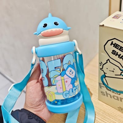 De Nieuwe Leuke Kleine Haai Kinderbeker Draagbare Rietjes Plastic Beker Hoge Uitstraling Horizontale Riem met Opklapbaar Deksel Beker 650ml