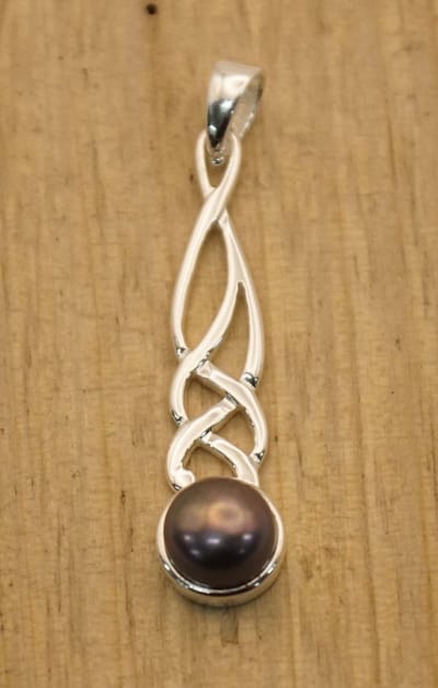 Sterling zilveren hanger keltische knoop langwerpig met zwart steentje - keltische hangertje van 925 zilver - celtic hanger van zilver - bedel voor aan ketting van een keltische knoop - sierlijke knoop hangers - zilveren hangers cadeau tip