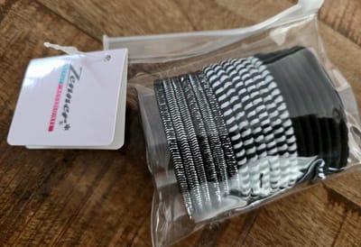 Zenner - Haarelastiekjes Voordeelverpakking (18 Stuks) – Met Handig Opbergtasje – Mix van Zwart, Zilver en zwart/wit Strepen