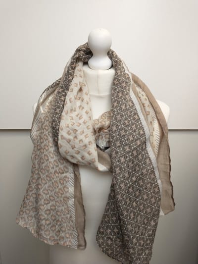 Lange dames sjaal Saskia fantasiemotief bruin wit goud meloen oranje beige