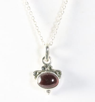 Fijne bewerkte zilveren hanger met granaat aan ketting