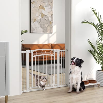 MIVRAY Hondenhek – Verstelbare Breedte 76-104 cm – 77 cm Hoog – Metaal – Wit – met Kattendeur voor Trap en Deuropening