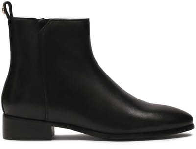 Flat boots with zipper