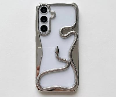 Zilverkleurig transparant telefoon hoesje geschikt voor Samsung S24 – backcover met 3D slang detail, zacht TPU softcase met verhoogde rand en elektroplating afwerking